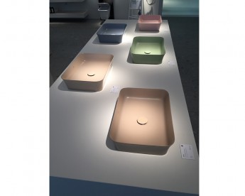 ISH představil barevné koupelny řízené smartphonem